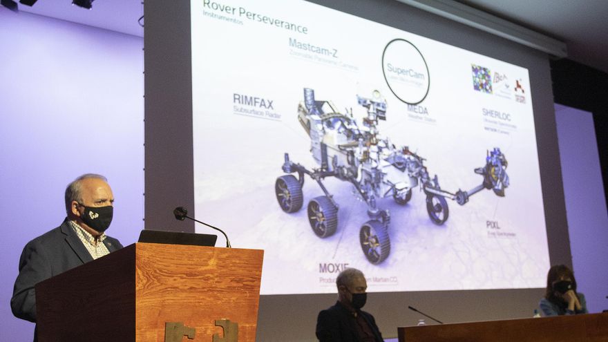 La rectora de la UPV/EHU Eva Ferreira junto a los dos investigadores que han participado la misión espacial de la NASA MARS2020