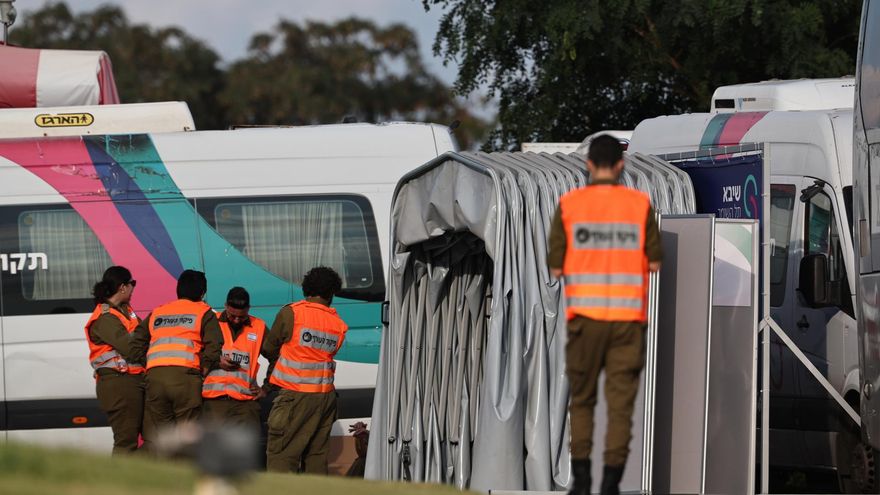 Soldados y sanitarios israelíes se preparan para recibir a los rehenes, este lunes cerca de Tel Aviv