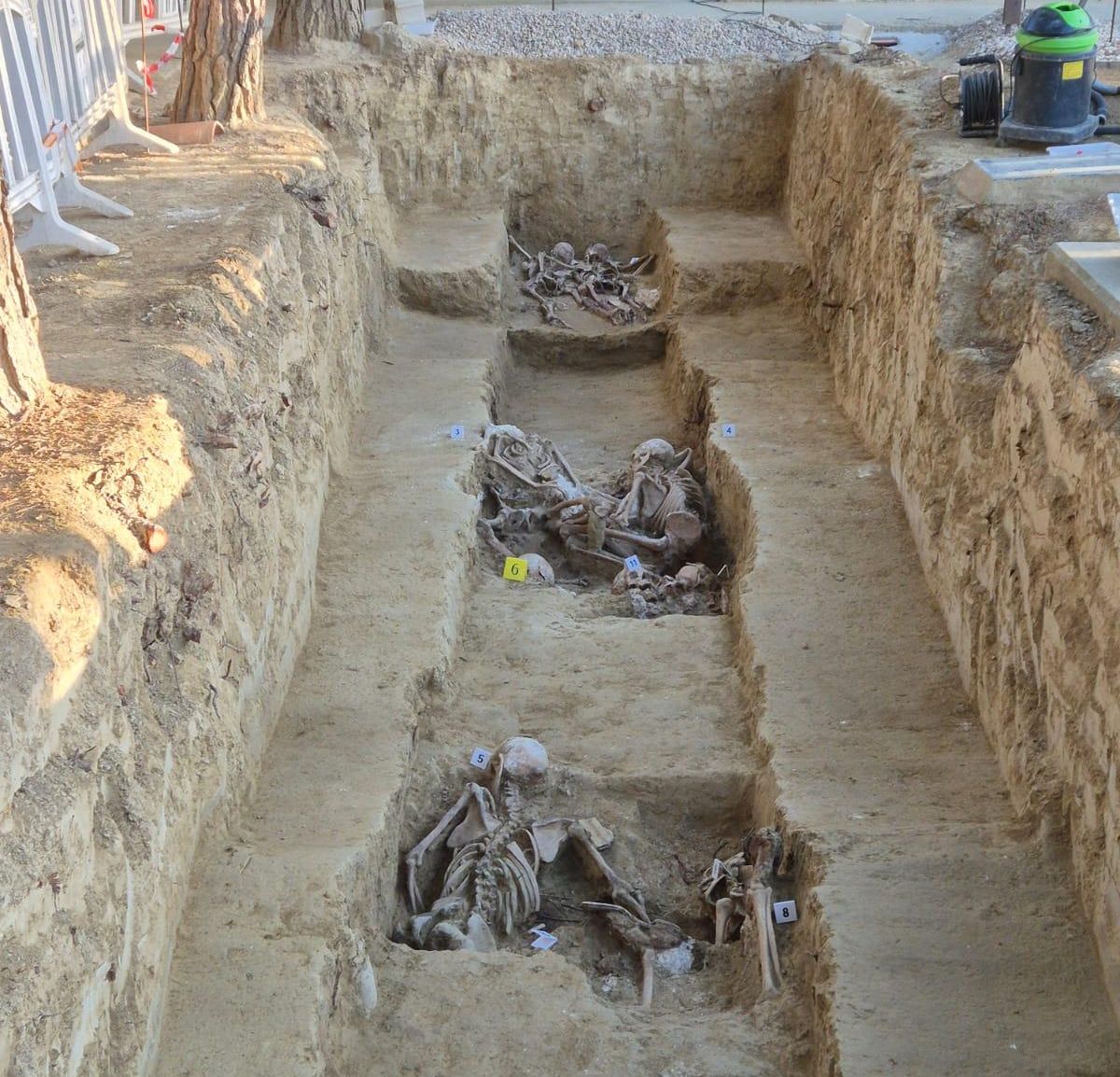 Los cuerpos que se están exhumando de la fosa de Ejea