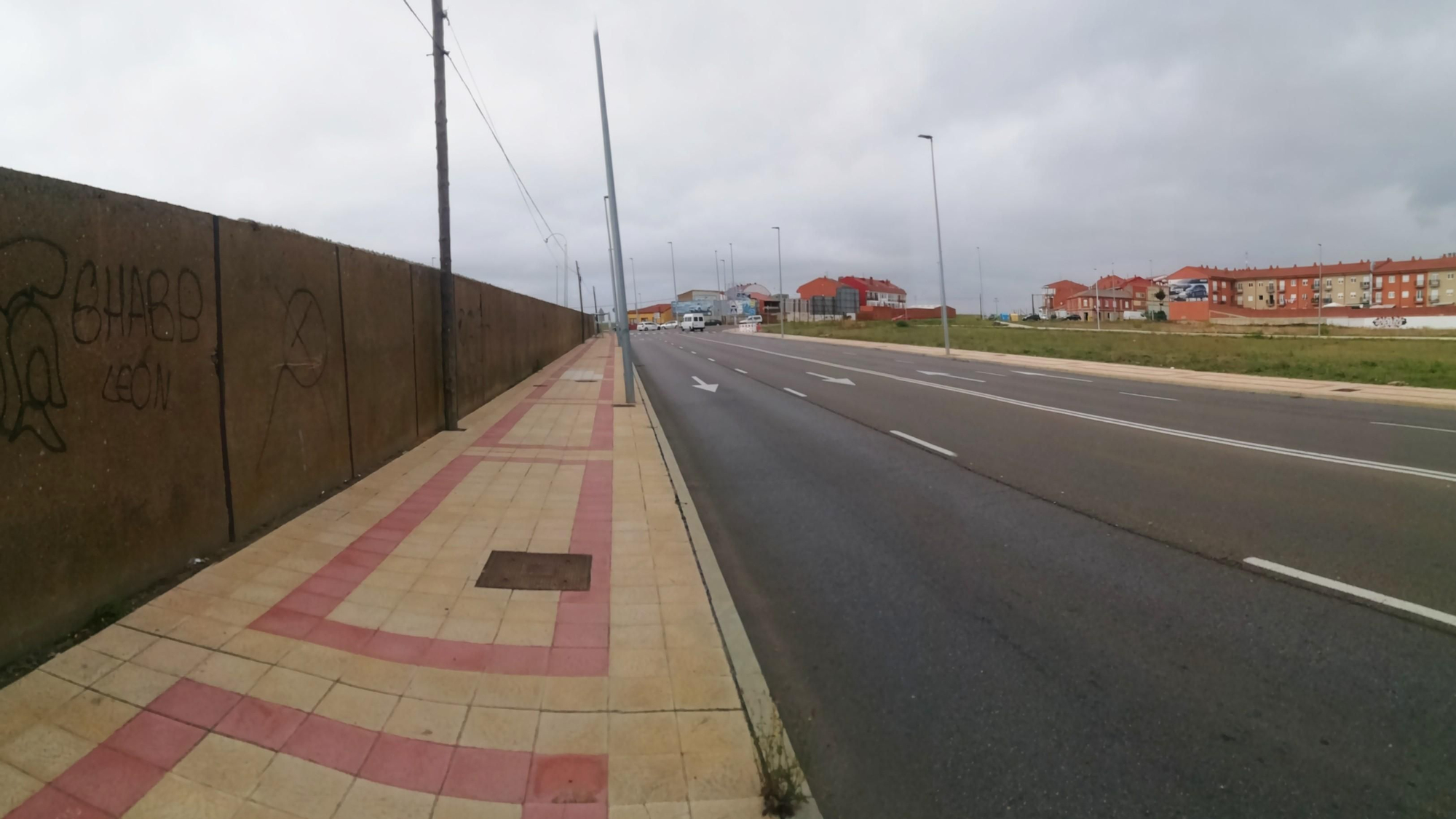 El viejo muro junto a la Ronda Interior y al fondo la rotonda de la carretera Asturias y el Fielato. A la derecha se situaron las trincheras del 36.