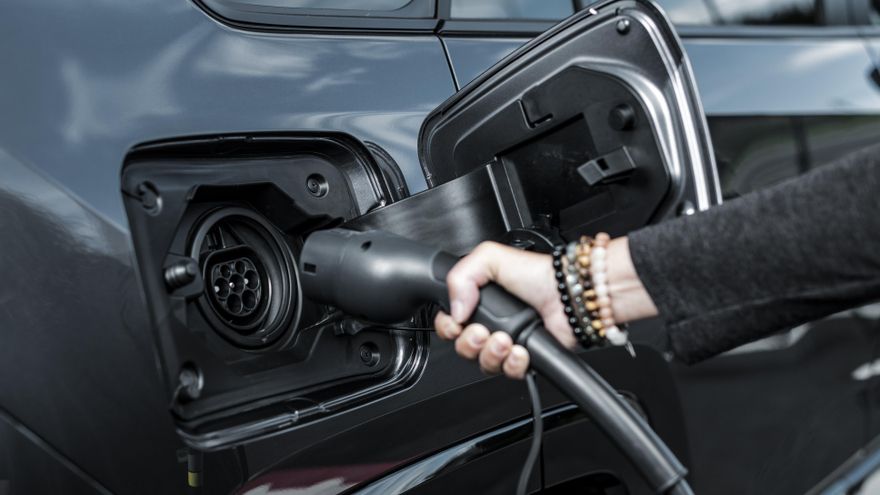 La recarga del Toyota RAV4 Plug-in lleva 7,5 horas en un enchufe doméstico convencional y 2,5 horas en un wallbox de 6,6 kW.