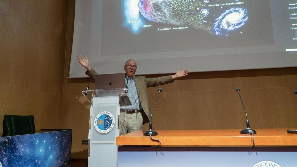El director ejecutivo del Observatorio Internacional del Telescopio de Treinta Metros, Robert P.Kirshner,   este jueves, un coloquio en la sede del IAC
