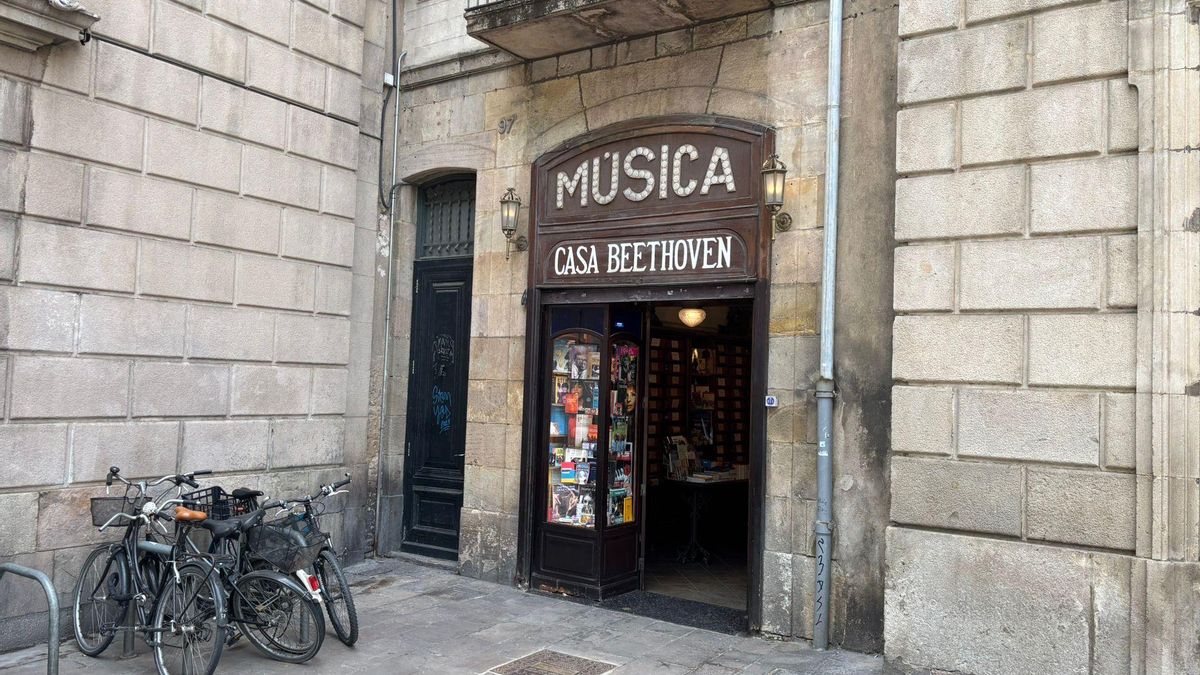 Puerta de entrada a esta tienda que sobrevive al paso del tiempo en medio de La Rambla