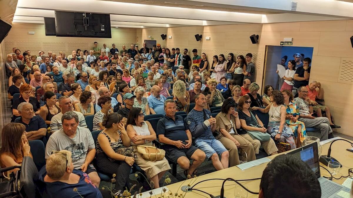 Charla informativa sobre la planta de biogás celebrada en Viana.