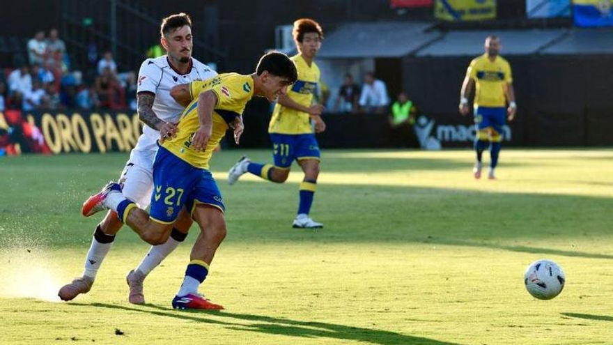 Las Palmas hurga en la herida del Ceuta y vuelve a ganar