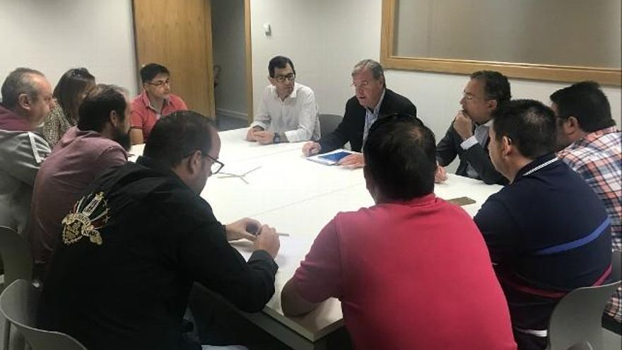 Silván y otros ediles del PP en la reunión con el comité de empresa del Parador de San Marcos.