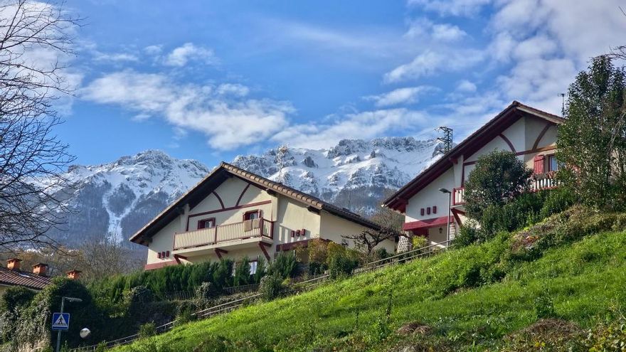 El pintoresco pueblo escondido entre montañas que es un paraíso para senderistas y corredores