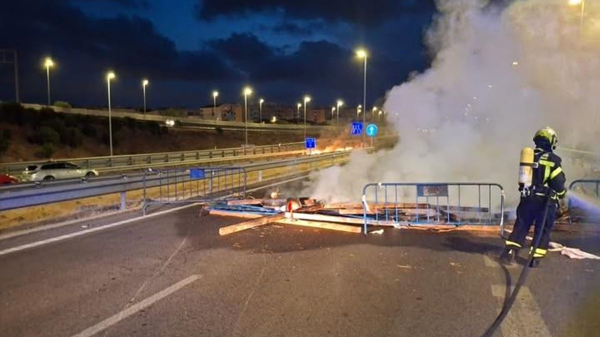 Los trabajadores del metal vuelven a cortar carreteras de la Bahía de Cádiz al no respaldar el preacuerdo laboral