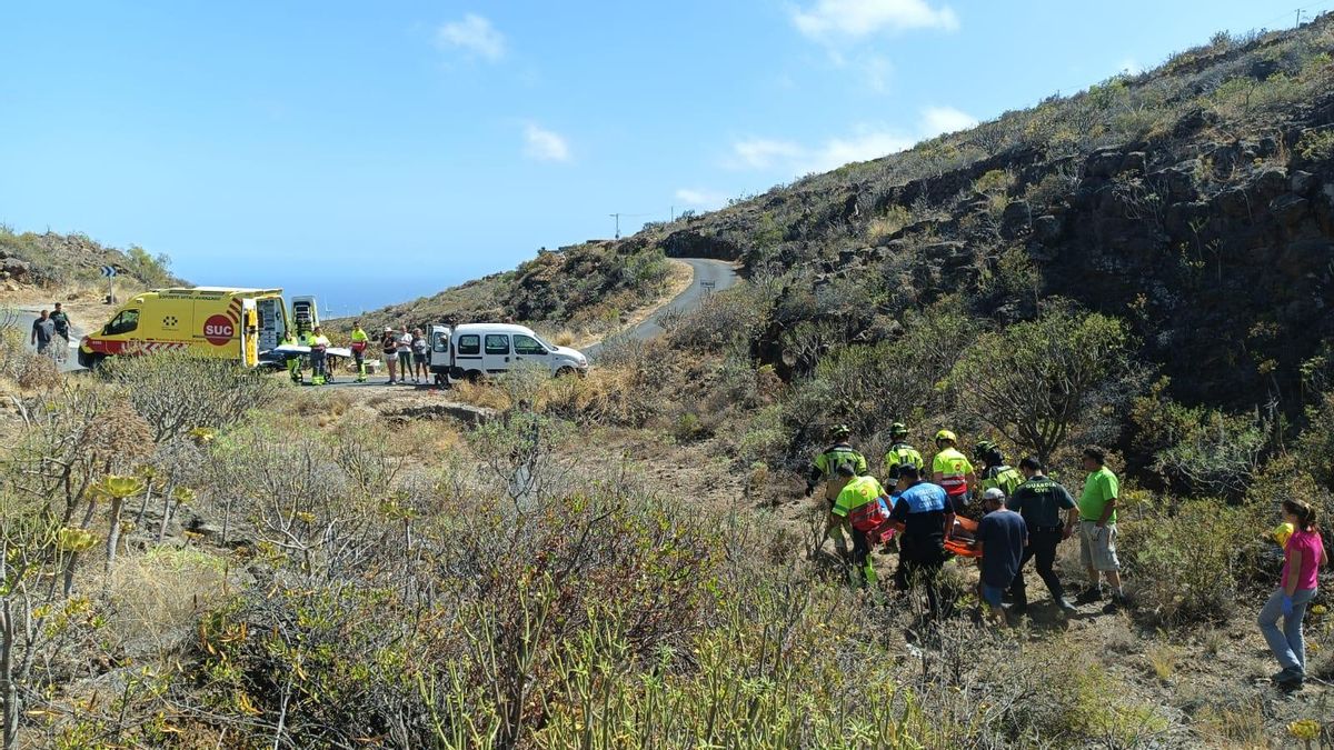 Rescatado un hombre herido grave tras precipitarse un vehículo por un barranco en Tenerife