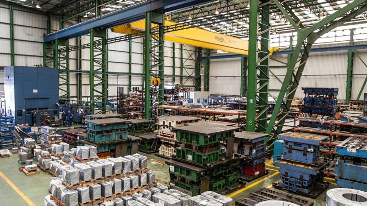 CCOO y UGT denuncian que el presidente de la patronal del automóvil despide a veteranos con un ERE mientras contrata con ETT