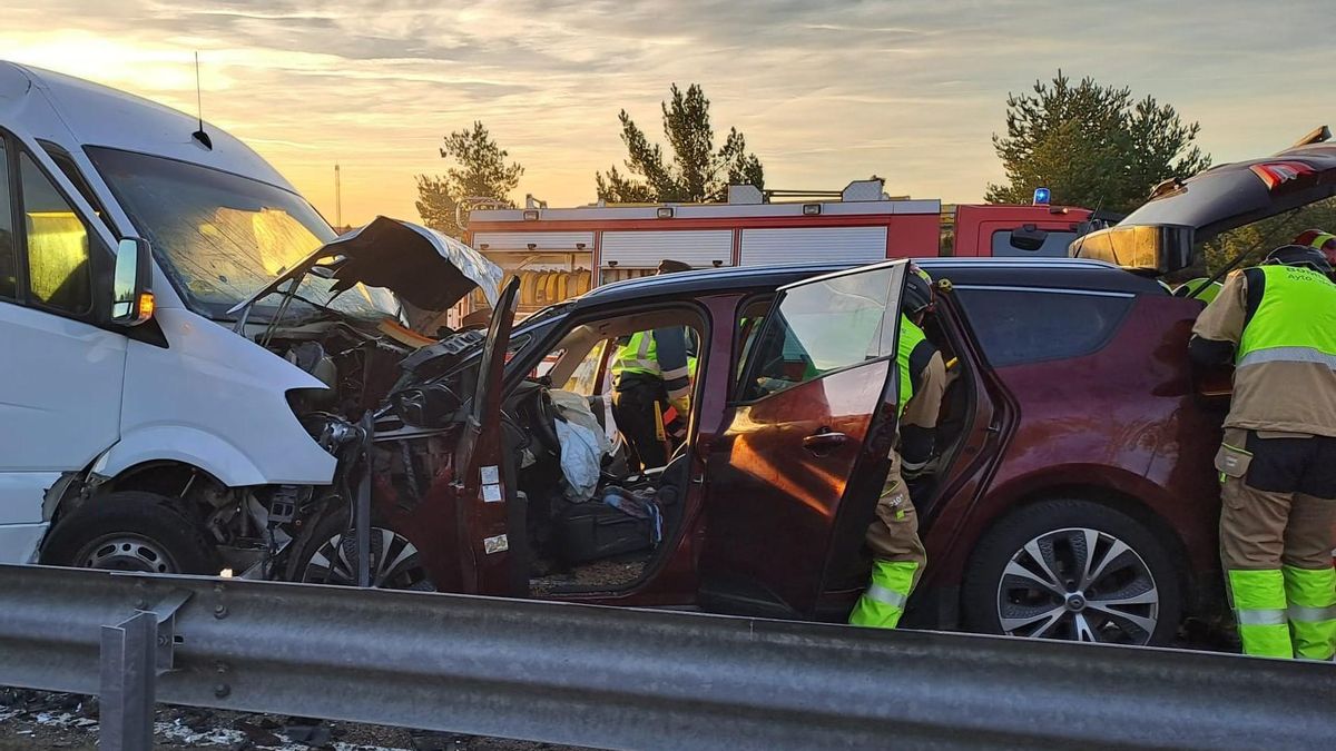 Varios ocupantes quedaron atrapados en el interior de los vehículos implicados en el accidente.