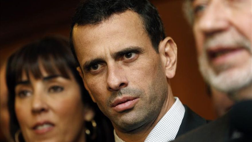 Capriles muestra su partida de nacimiento y le pide a Maduro que exhiba la suya