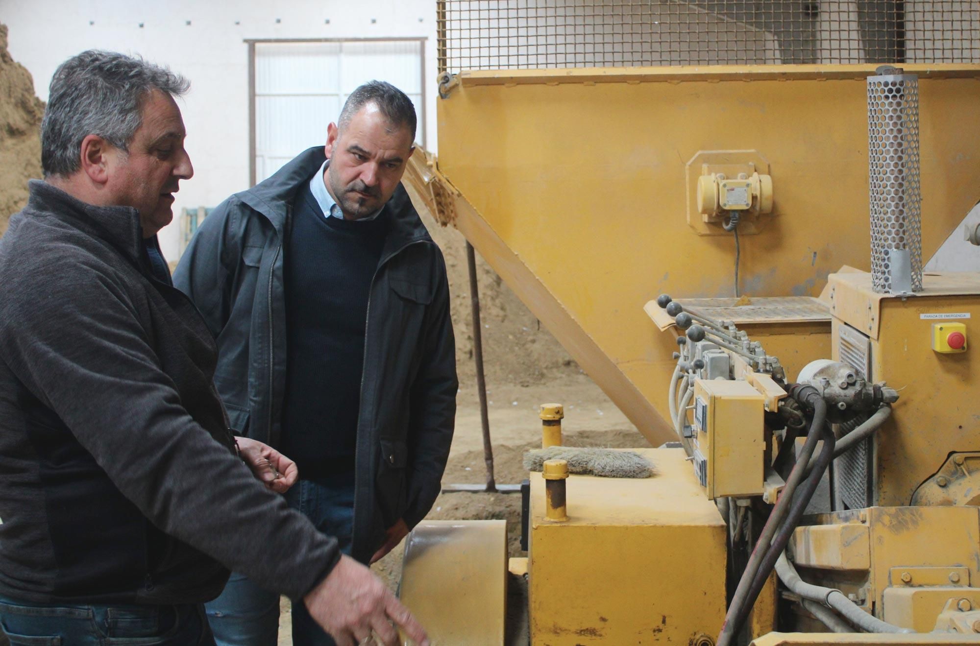 El diputado provincial de Cultura Emilio Martínez Morán observa la máquina para los bloques.