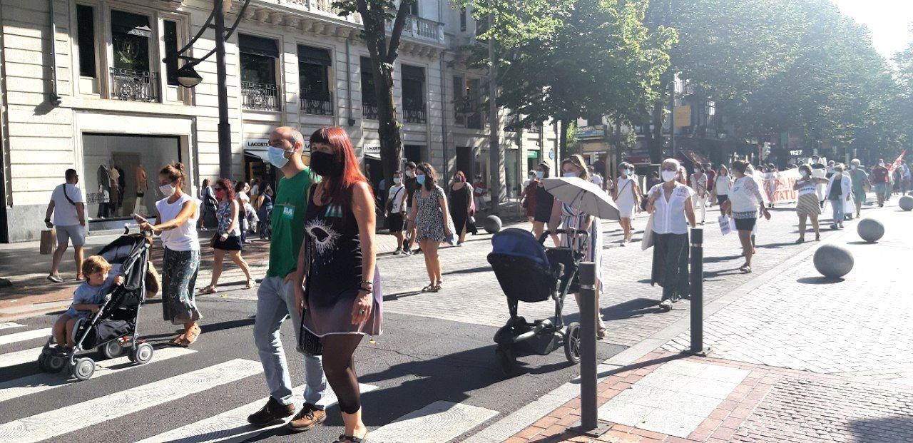 Madres y padres con carritos de bebés durante la manifestación de Bilbao por la vuelta al cole segura