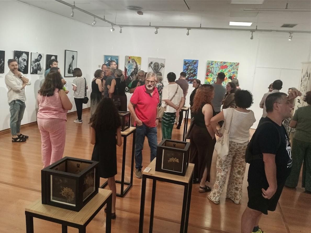 Mucho público asistió a la inauguración del V LacianArt en la Casa de Cultura de Villablino.