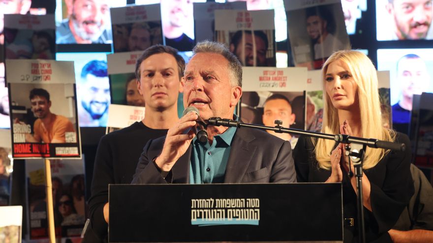 Tel Aviv (Israel), 11/10/2025.- (de izda a dcha) Jared Kushner, yerno del presidente de EE.UU, Donald Trump, Steve Witkoff, enviado especial para Oriente Medio, e Ivanka, hija de Trump, aparecen en el escenario durante una concentración en la PLaza de los Rehenes de Tel Aviv. EFE/EPA/ABIR SULTAN