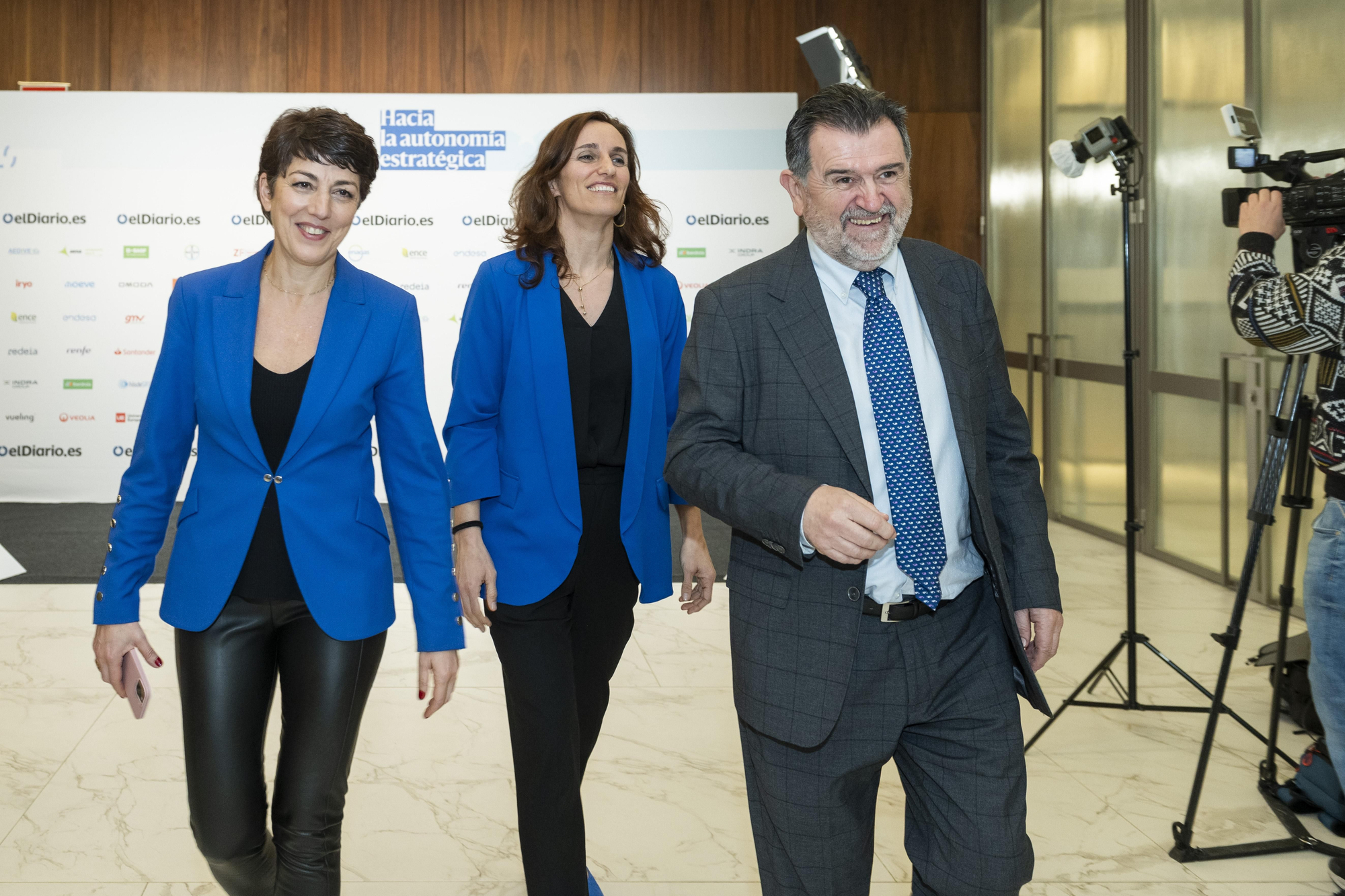 Mónica García, ministra de Sanidad; Rosalía Lloret, CEO de elDiario.es; y Arsenio Escolar, director de Relaciones Institucionales de elDiario.es.