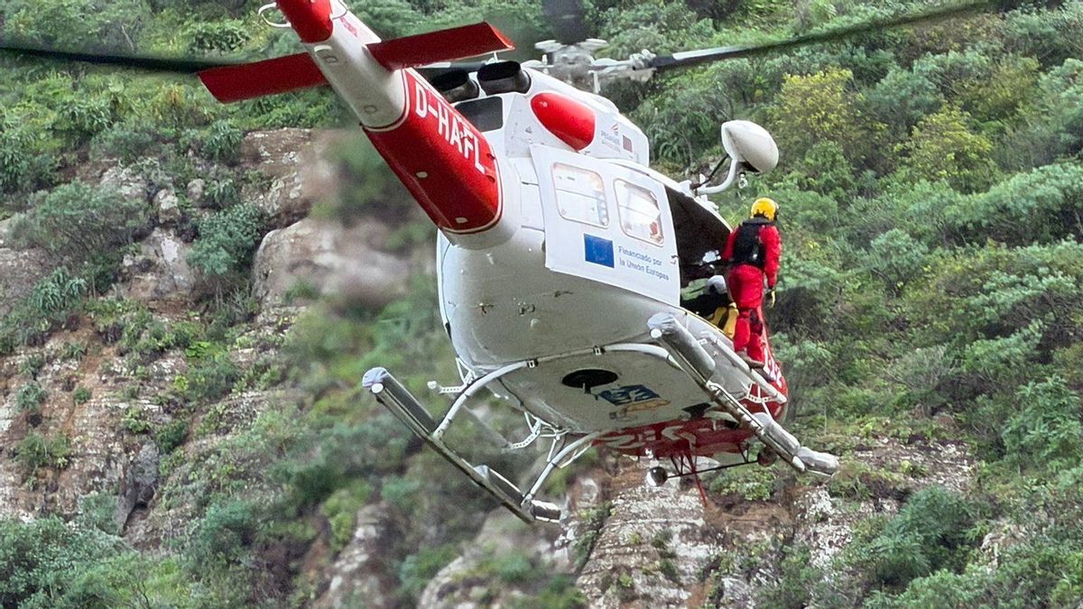 Rescatada con el helicóptero del GES una senderista en Breña Alta tras extraviarse en “un punto sin retorno”