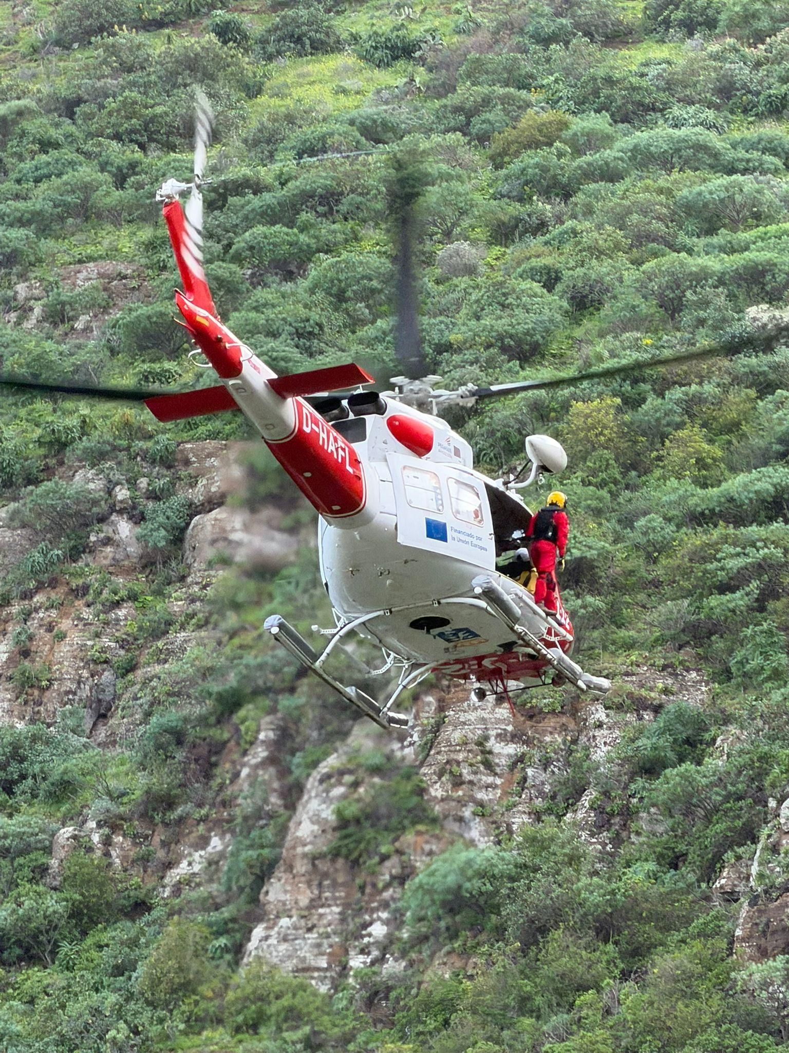 El helicóptero del GES durante el rescate del senderista en la zona del Risco de la Concepción.