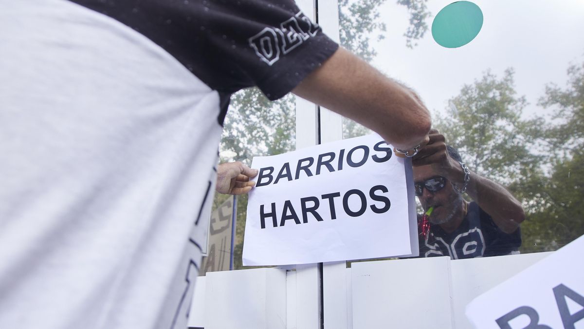 Un vecino coloca un cartel frente a la sede de Endesa, en una imagen de archivo