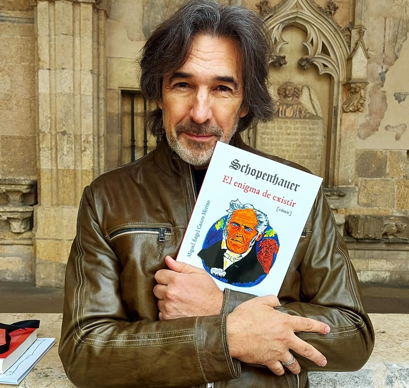 El filósofo leonés Miguel Ángel Castro Merino, con su cómic.