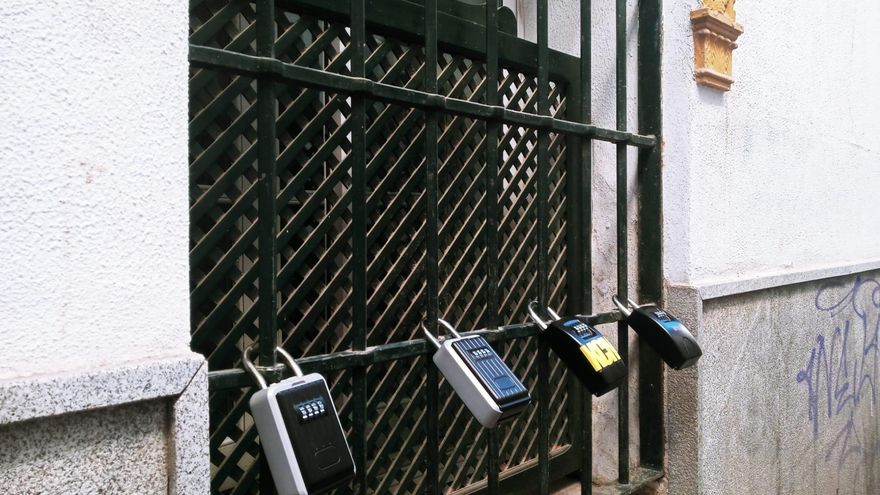 Archivo - Pisos turísticos en el Centro de Sevilla.