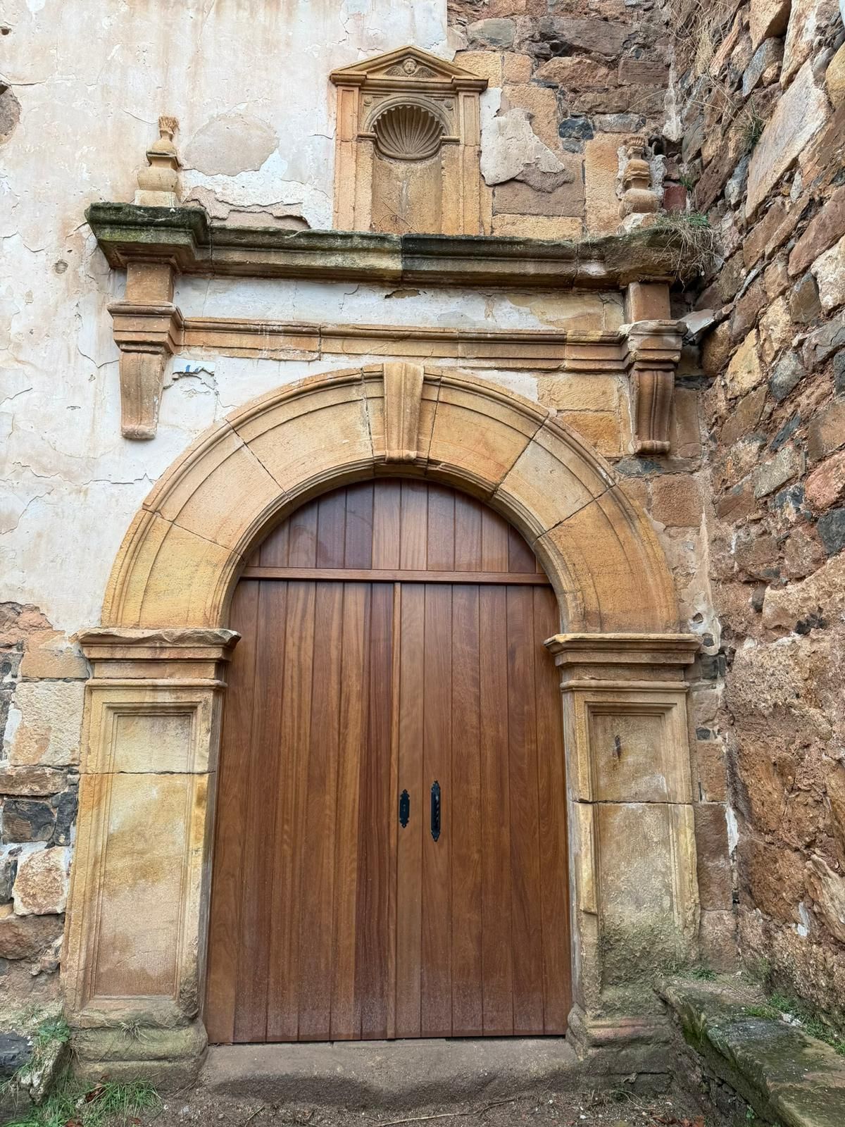 Nueva puerta de la iglesia de Luezas