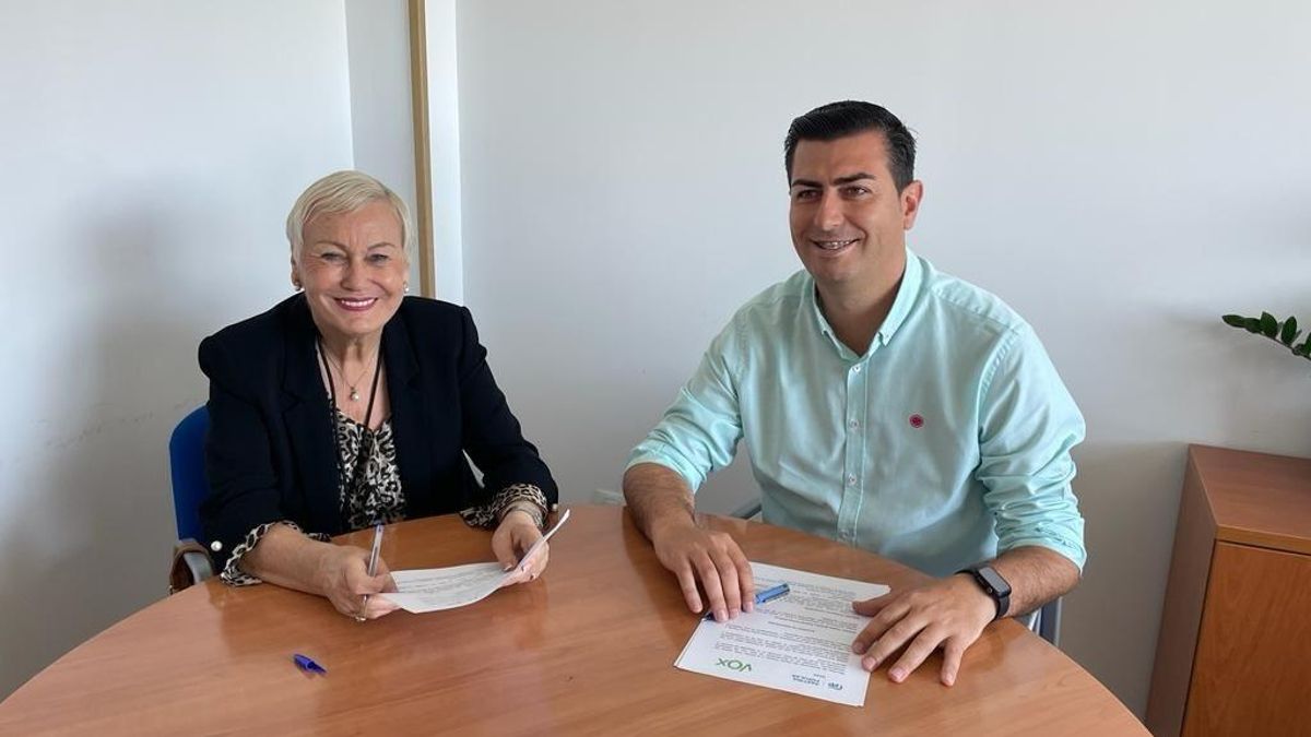 Pilar Fenoy (Vox) y José Francisco Garrido (PP) firman el pacto de gobierno en Níjar (Almería)