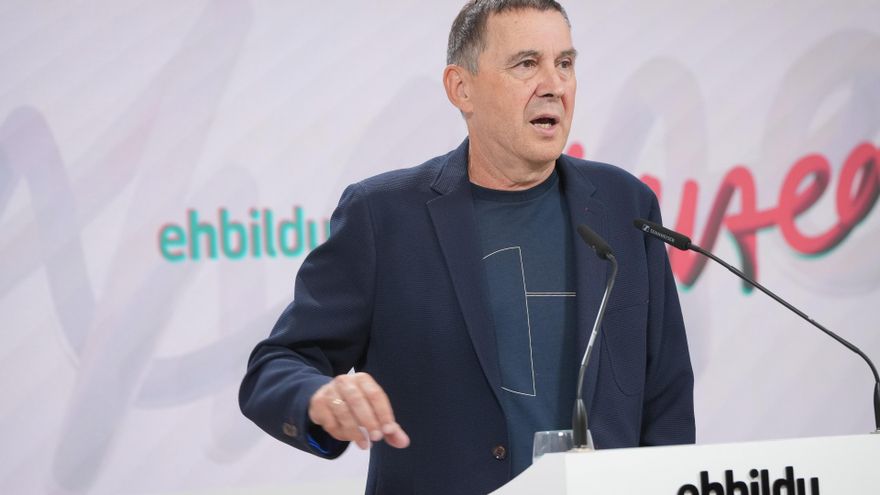 El secretario general de EH Bildu, Arnaldo Otegi, durante una rueda de prensa, en la sede del partido, a 29 de agosto de 2025, en Donostia/San Sebastián, Gipuzkoa