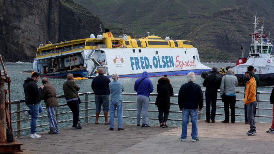 Varias personas observan el operativo desplegado para liberar al ferry Bentago Express.