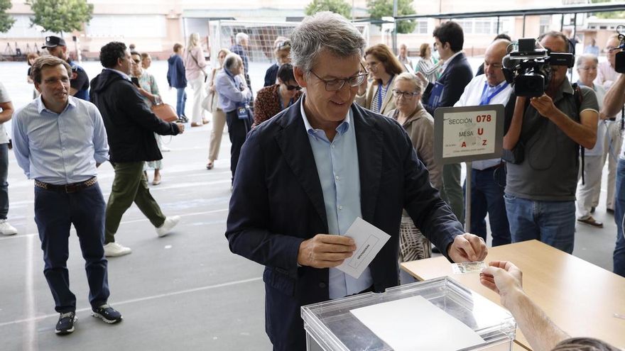 El líder del PP, Alberto Núñez Feijóo, vota en las elecciones europeas en el Colegio Ramiro de Maeztu de Madrid.