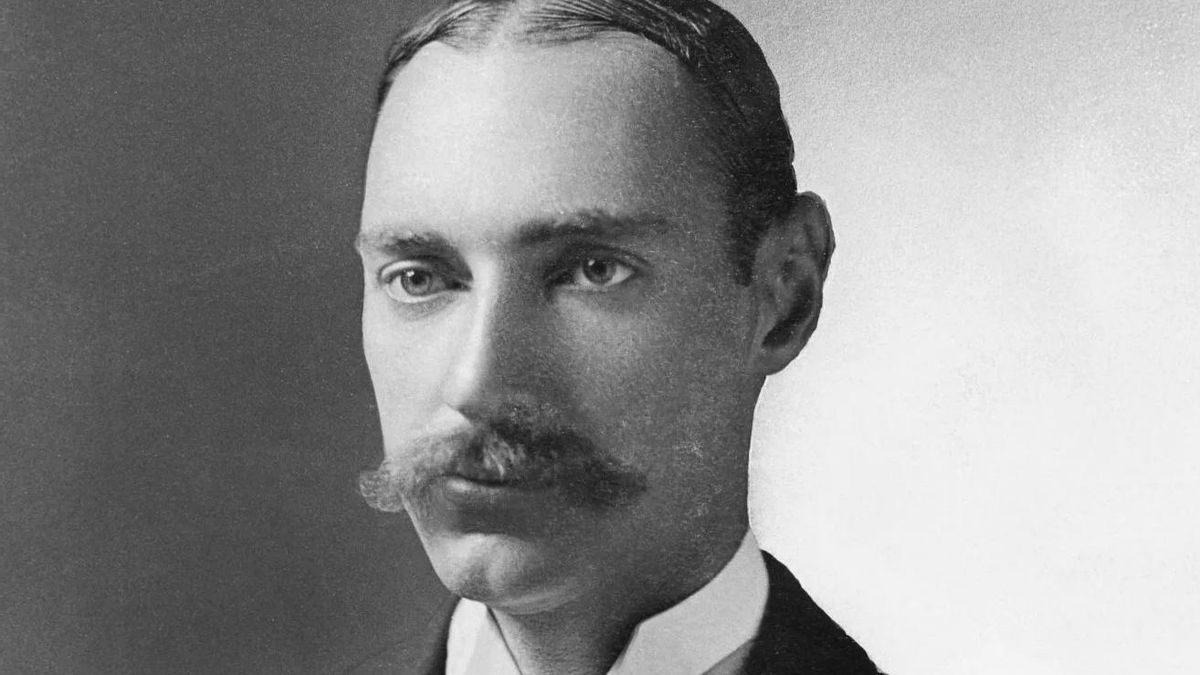 Cuando comenzó la evacuación, acompañó a su pareja embarazada hasta una lancha, aceptó quedarse fuera por las normas y fue visto por testigos saludando