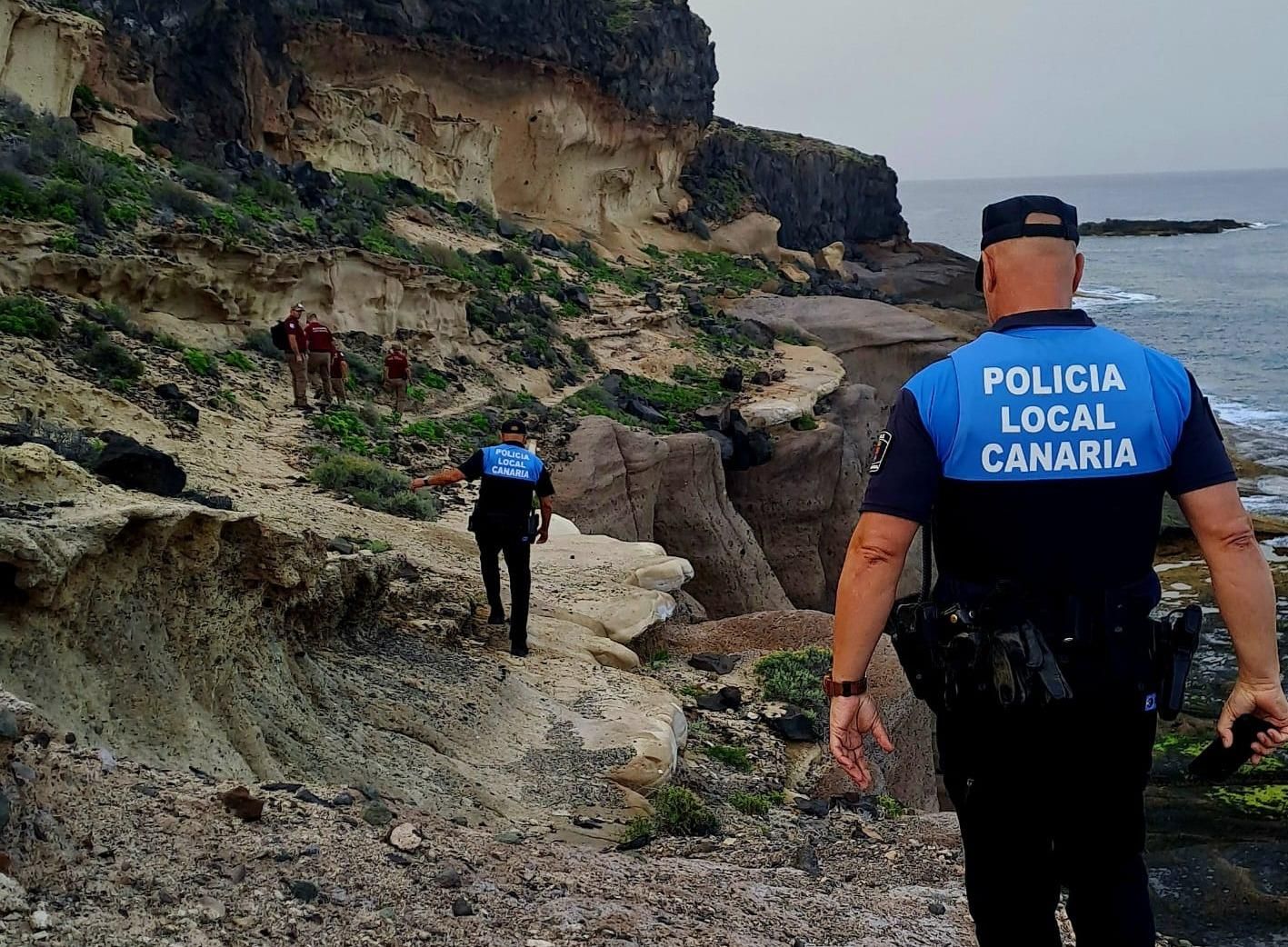 Los agentes, recorriendo el litoral de Adeje.