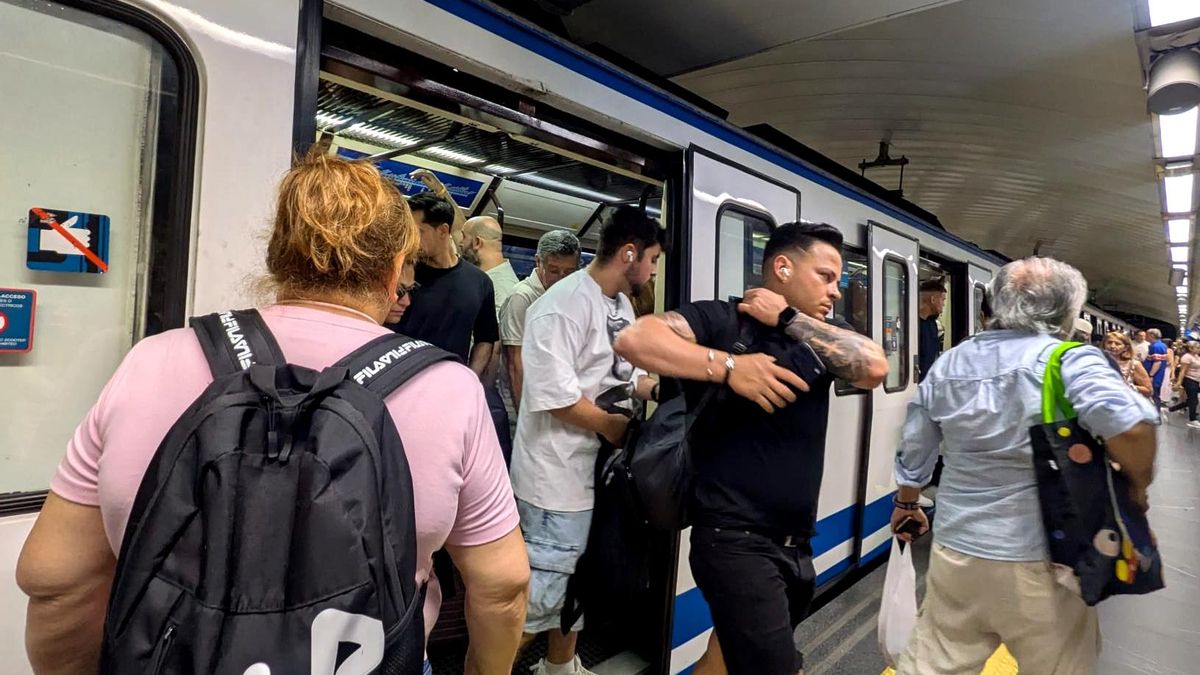 La gente se amontona a la salida del vagón