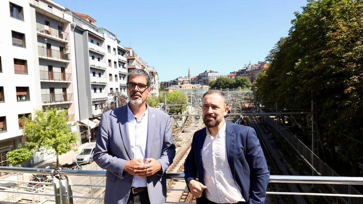 Denis Itxaso y Eneko Goia sobre las vías que ocupará en un futuro la nueva urbanización.