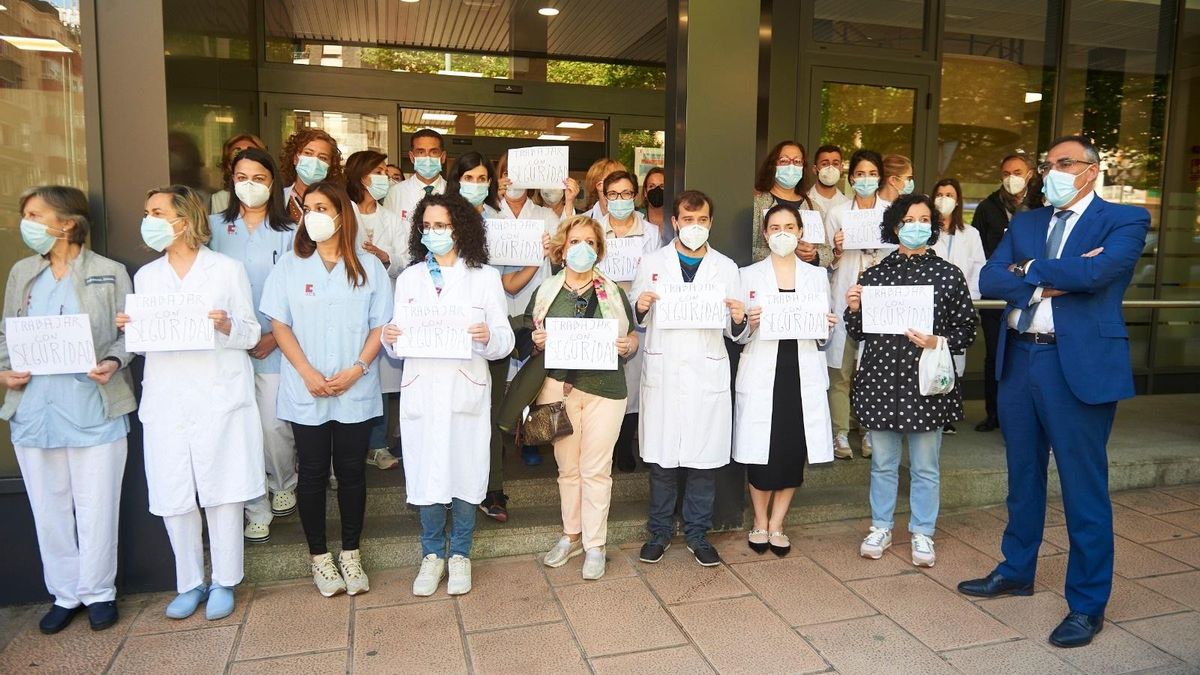 Concentración contra la agresiones al personal sanitario en el Centro de Salud de Vargas