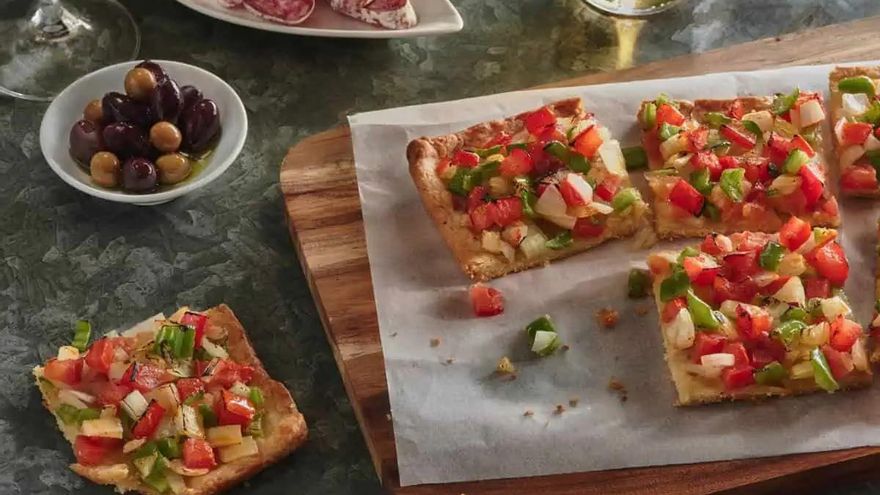 Coca de tomate valenciana: tres versiones de la receta clásica para hacer en casa, paso a paso