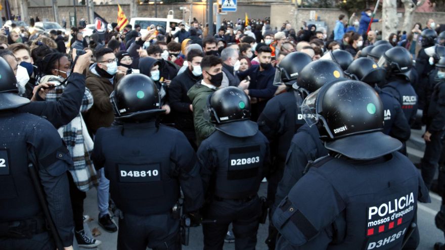 Una protesta en Vic contra un acto electoral de Vox acaba en altercados