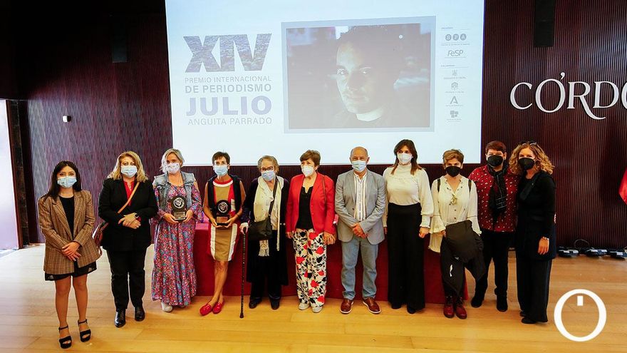 Fotografía de familia de premiados y miembros del jurado