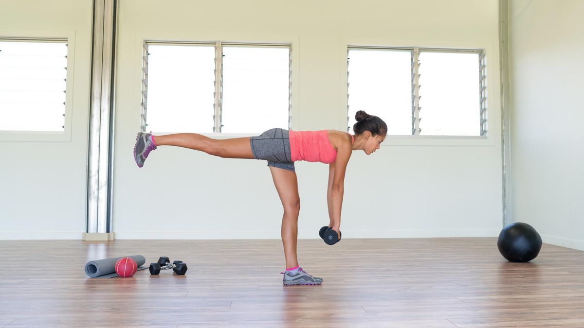 El peso muerto con una pierna aumenta la fuerza y el equilibrio para prevenir caídas.