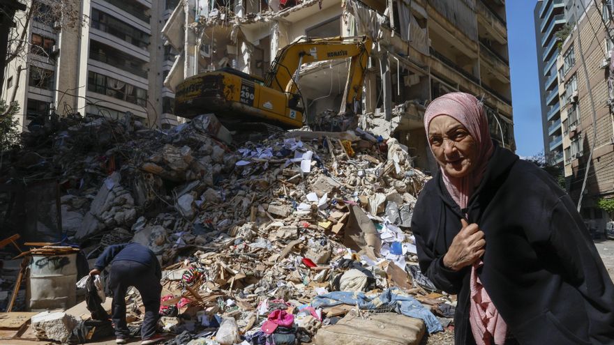 Una mujer camina junto a un edificio residencial destruido un día después de un ataque aéreo israelí en el barrio de Ain Mreisseh, en Beirut, Líbano, este jueves. EFE/ Wael Hamzeh
