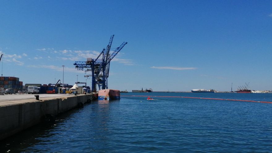 El buque 'Nazmiye Ana' volcado en el Puerto de Castellón.