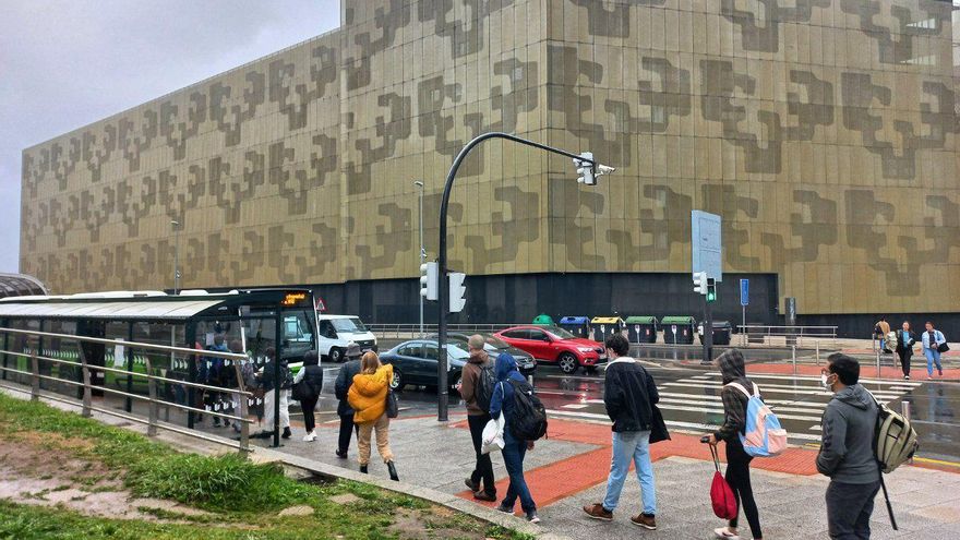 Hasta 40 minutos de espera para ir de pie en autobús al campus más grande de la Universidad pública vasca