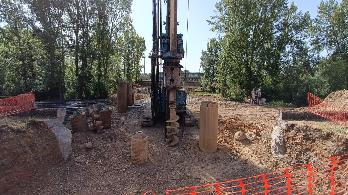 A contrarreloj, sin árboles y con pesca eléctrica: así avanza la pasarela sobre el río para conectar la Red de Calor de León