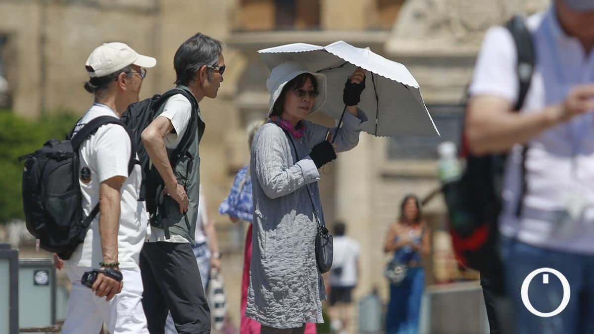 Turistas intentan combatir el calor