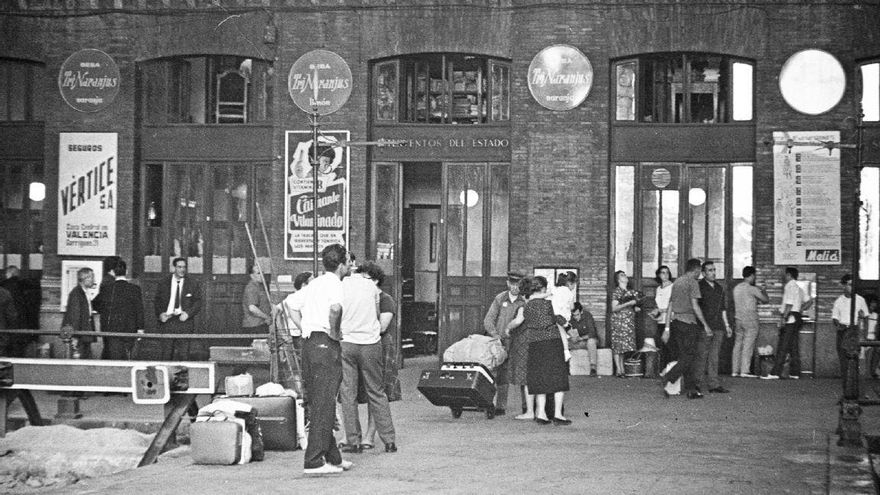 1964. Unos viajeros se disponen a coger el tren en la estación de Atocha.
ARCM. Fondo Martín Santos Yubero.