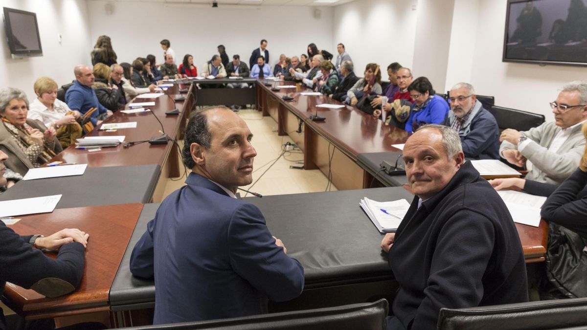 El presidente de Cantabria y el consejero de Ordenación del Territorio, en primer término, durante la firma del convenio.