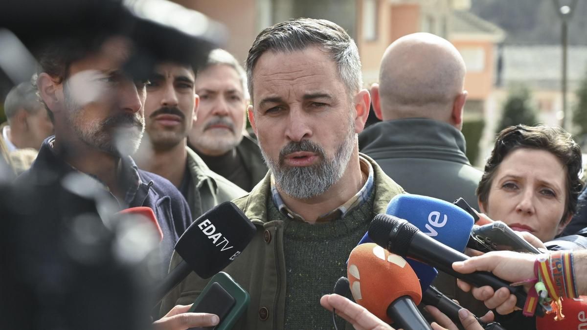 Abascal llama "traidor" y "carroñero" a Sánchez por "perjudicar a los españolitos" y justifica la postura de Trump