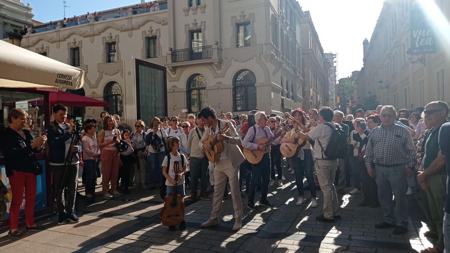 Virginia Uzabal ha sido la 'heroína anónima' que ha recibido la serenata de Pablo Sáinz Villegas