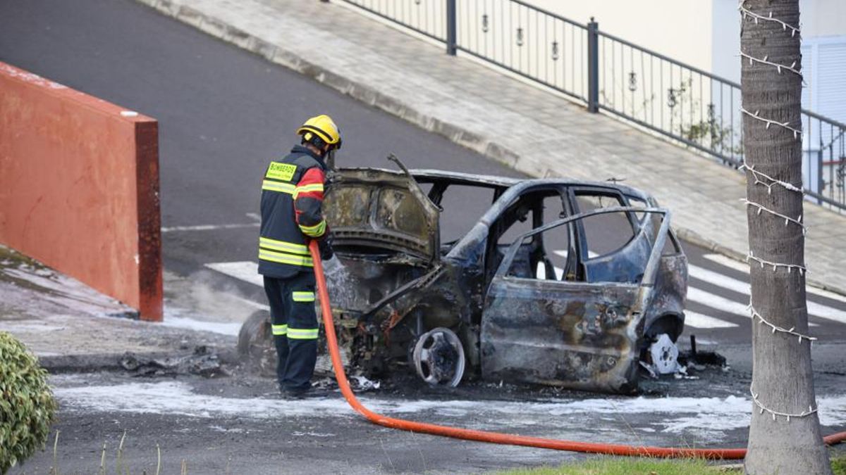 Un vehículo arde por completo sin causar heridos en el centro de Villa de Mazo